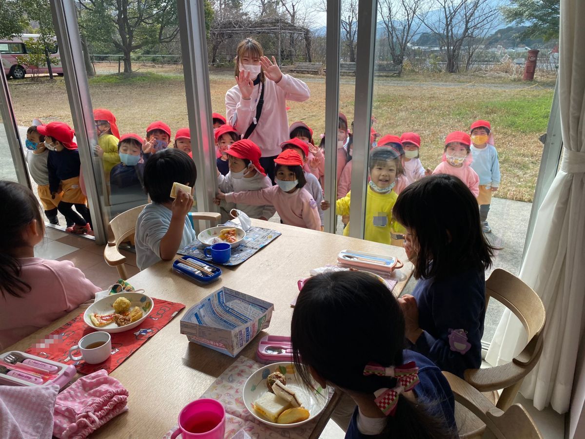 年に一度のスペシャルデー【バイキング給食】へ出発!