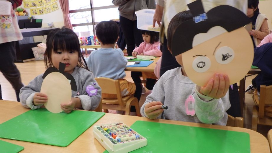 【2歳児 あひるぐみ】 鬼をやっつけるために・・呼ぼう!「ももたろう～!」