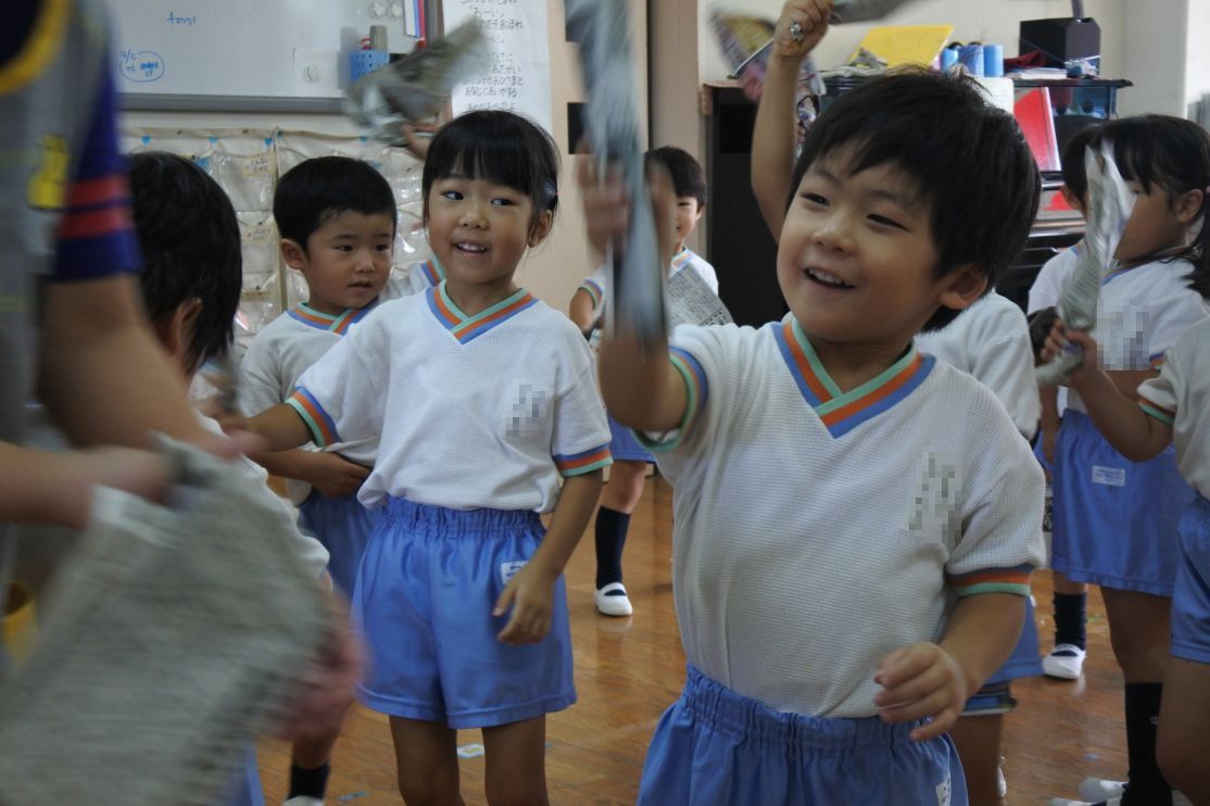 (年中 ひまわりぐみ)新聞紙って面白い!