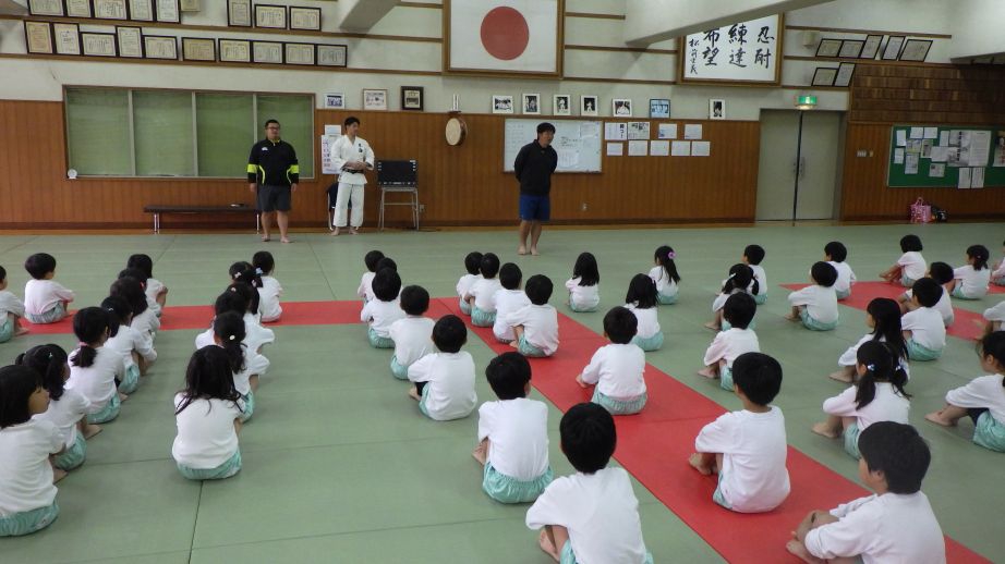 (年長)体操教室が始まりました。最初は【柔道教室】です。