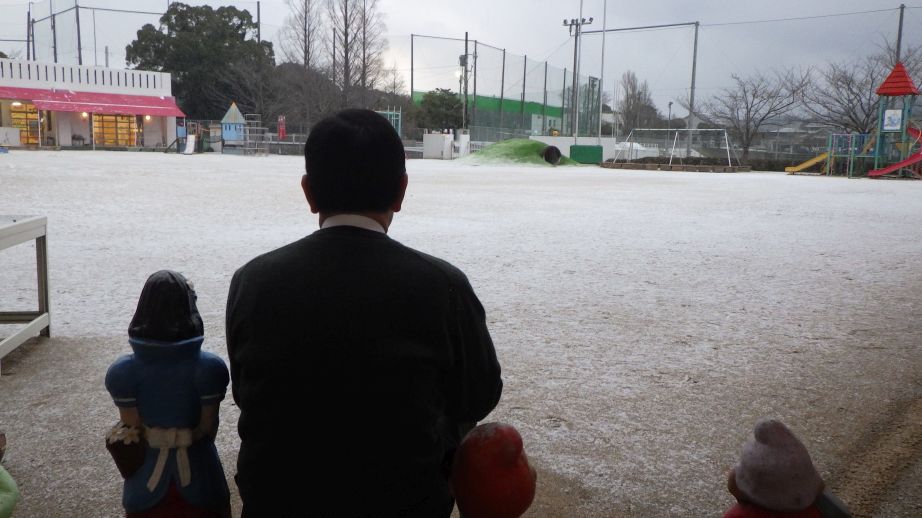 雪がふってきた!外はまっしろけ!