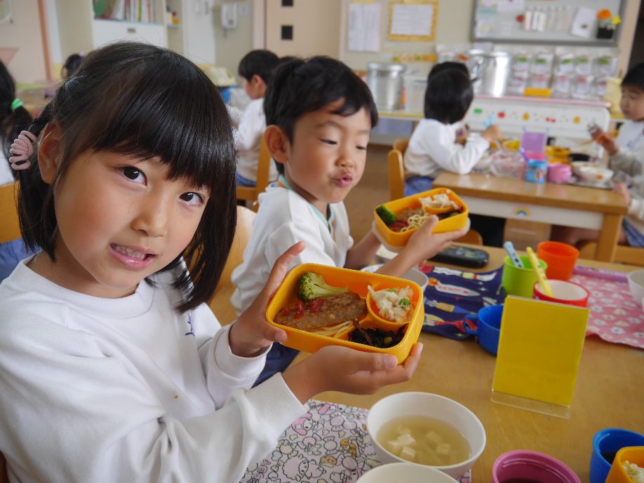 5月のスマイル!(こいのぼり給食だ・誕生会だ!)