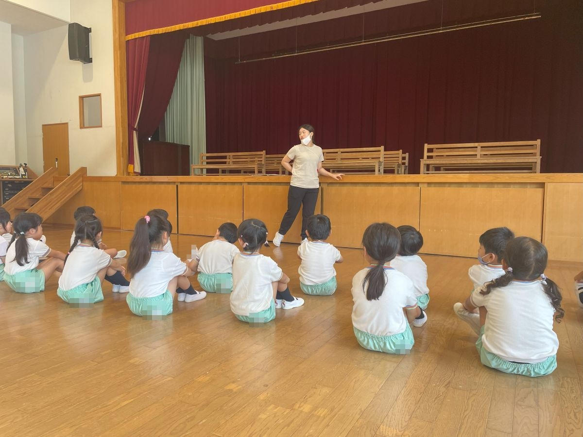 【ひかりぐみ】新聞紙をちぎってしっぽとりゲーム‼